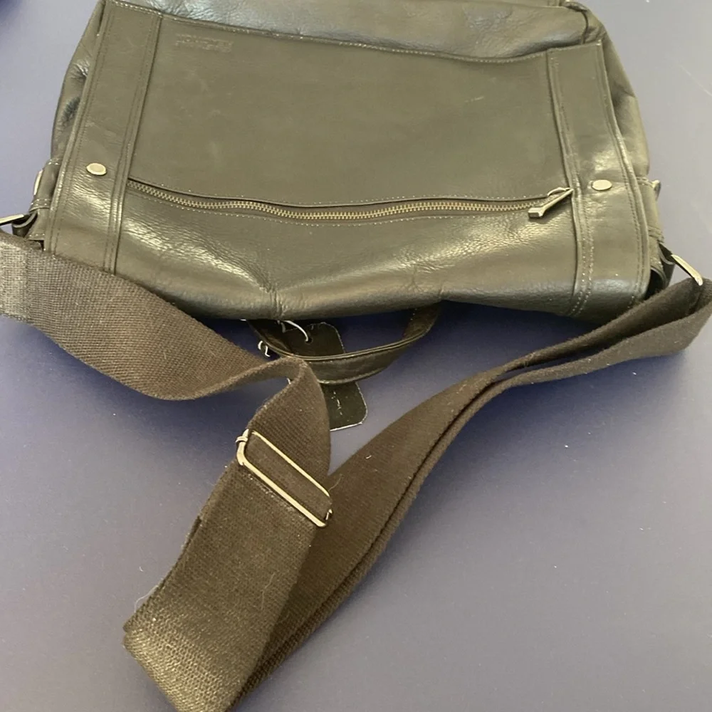 KENNETH COLE  Reaction Black Classic Leather Messenger Laptop Bag‎ Cognac